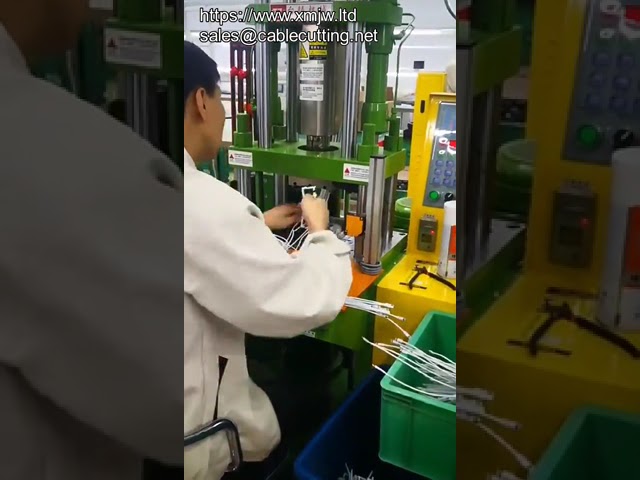 Mesin Injection Molding Vertikal Kecil - Overmolding Steker Kabel PVC Presisi Tinggi