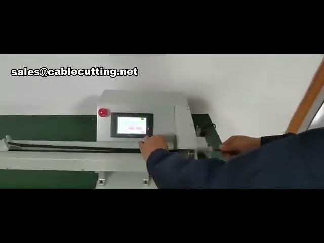 Wire harness taping machine Traction device