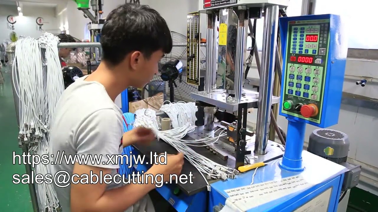 Mesin Injeksi Plastik Vertikal Otomatis untuk Kabel Micro USB dan Type C - Presisi & Efisiensi
