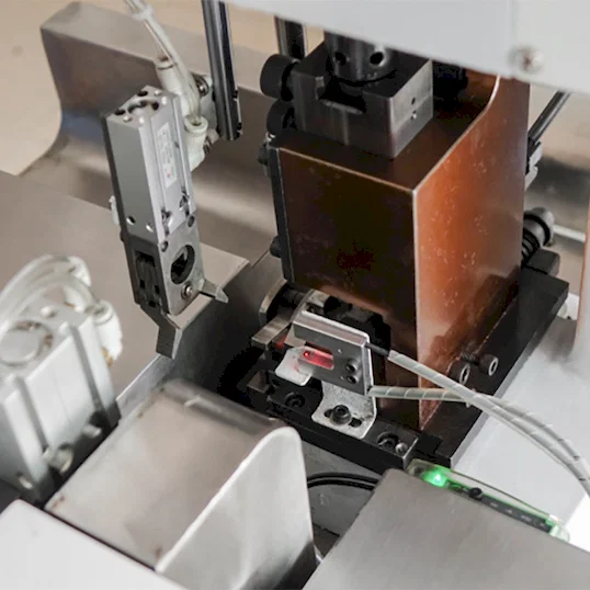 Mesin Pengupas, Krimping, dan Pemuntir Kabel Otomatis Thumb